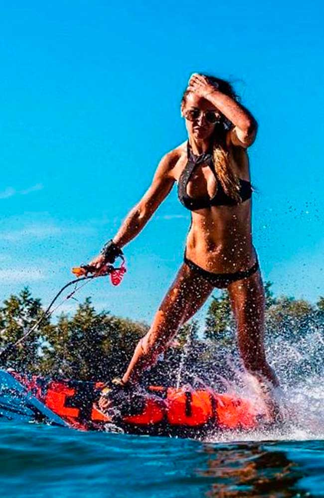 Chica con Jetsurf Race
